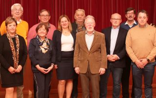 GLC-Präsident Harald Thies (r.), Clubmanager Christian Martin (2. v. r.) und Vize-Präsident Reinhard Kämpf (4. v. r.) ehrten die langjährigen Mitglieder und begrüßten den neugewählten Schriftführer Peter Kaluza (3. v. r.) und die wiedergewählten Kassenprüfer.