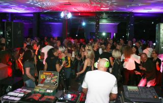 Die OTH-Mensa in Weiden ist sollte am 2. Mai der Austragungsort der „Just Friends-Party 7.0“ sein. Die Fete wurde von den Verantwortlichen jedoch aufgrund der aktuellen Entwicklungen bis auf Weiteres verschoben. Bild: lst
