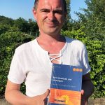 Stolz präsentiert Andreas Bär sein zweites Buch – nach der Biografie über den Fußball-Trainer Karsten Wettberg widmete sich der Oberfranke dieses Mal der bayerischen Saunenlandschaft.