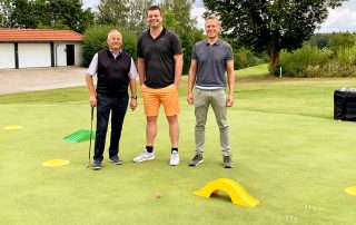 Mannschaftsspieler Martin Moedel (r.) überreichte an Trainer David Blakeman (l.) und Jugendwart Patrick Barton (Mitte) die neuen Hindernisse, mit denen das Training des Nachwuchses des GLC Schmidmühlen noch attraktiver wird.