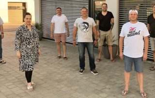 Die Vorstandschaft des nun eingetragenen und gemeinnützigen Vereins „Just friends e. V.“ setzt sich wie folgt zusammen (v. l. n. r.): Thomas Binner, Stefanie Sperrer, Alexander Lang, Marcus Fritsch, Stephan Landgraf, Stefan Ott und Bekim Kastrati.