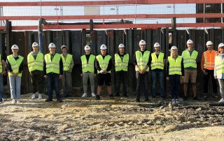 Willkommen im Gollwitzer-Team: Die neuen Lehrlinge sowie alle Auszubildenden und Studenten der Spezialtiefbaufirma Harald Gollwitzer GmbH erlebten beim gemeinsamen Ausflug auch spannende Einblicke in die Regensburger Baustelle. Bild: lst