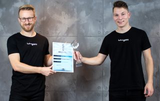 Thomas Lebegern (r.) und Sebastian Gmeiner (l.) von der Windischeschenbacher „Werbeagentur Lebegern“ sind letzte Woche wiederum mit dem „Deutschen Agenturpreis 2020“ ausgezeichnet worden. Dieses Mal in der Kategorie „B2C/Flyer“.