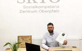 Toni Kellermann, Geschäftsführer des Sozialkompetenz Zentrums Oberpfalz (SKTO) in Neudorf bei Luhe, ist stolz auf die Auszeichnung des Wirtschafts- und Karriere-Magazins „Focus Business“ und des Arbeitgeber-Bewertungsprotals „kununu.com“.
