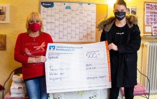 Spenden statt Schenken – Thomas Lebegern, Chef der Windischeschenbacher Werbeagentur Lebegern (r.), hatte für den Tierschutzverein Weiden und Umgebung mit Tierheimleiterin Jutta Böhm (l.) als vorgezogenes Weihnachtsgeschenk einen Scheck in Höhe von 500 Euro im Gepäck.