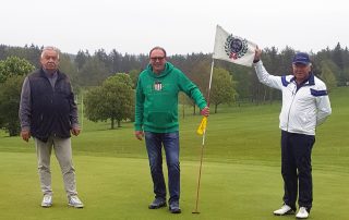 Eine rundum gelungene Angelegenheit war der „Preis des Clubwirts“ des GLC Schmidmühlen, bei dem sich Spielleiter Reinhold Scharl (l.) und Präsident Harald Thies (r.) bei Clubwirt Roland „Kuno“ Konopisky (Mitte) für dessen Unterstützung bedankten.