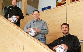 Michael Riester, Florian Schrepel und Christoph Hegenbart (v. l. n. r.) eröffnen die erste Fußballschule in der nördlichen Oberpfalz.