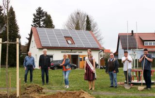 Bildtext: Auf gutes Anwachsen und Gedeihen: Siedler-Vorsitzender Josef Barth, Bürgermeister Robert Lindner, die stellvertretende Kreisvorsitzende und Flosser OGV-Ortsvorsitzende Rita Rosner, Holunderkönigin Sandra Neubeck, der „gute Geist“ im Kreislehrgarten, Josef Beer, Siedler-Kassenrevisor Peter Späth und der stellvertretende Siedler-Kassier Martin Schwab (v. l. n. r.) pflanzten am Freitag zwei neue Bäume im Spielplatz im Ortsteil Ziegelhütte.