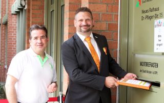 Bundestagsdirektkandidat Tobias Groß (r.) und Listenkandidat Markus Emmerich (l.) warfen die FW-Wahlunterlagen in den Postkasten im Weidener Rathaus.