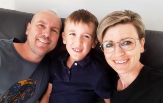 Eine glückliche Familie, die durch das geordnete und umfangreiche Rundum-Konzept des HPZ Irchenrieth perfekt unterstützt wird: Christian, Jonas und Susi Höchtl (v. l.).