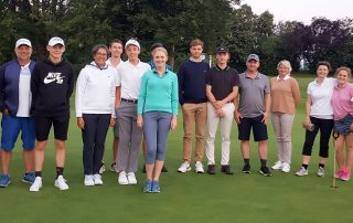GLC-Spielleiter Reinhold Scharl (r.) hatte mit sinem „Alles muss raus“-Neun-Loch-Turnier den richtigen Riecher. 51 Spielerinnen und Spieler gingen an den Start, unser Foto zeigt die jeweils drei Erstplatzierten in jeder Klasse.