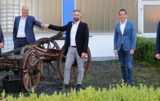 Staffelübergabe: Dr. Alexander Herzner (Mitte) ist neuer Vorsitzender des Kreisverbandes Nordoberpfalz der Mittelstands-Union (MU). Er tritt die Nachfolge von Harald Gollwitzer (2. v. l.) an. Herzner gratulierten auch CSU-Kreisvorsitzender Stephan Gollwitzer (l.), MdB Albert Rupprecht (2. v. r.) und MdL Dr. Stephan Oetzinger (r.). Bild: lst