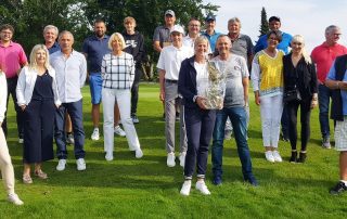 Der Schmidmühlener Spielleiter Reinhold Scharl (r.) gratulierte den Siegerinnen und Siegern des Haustechnik Schmid-Cups, bei dem am Samstag 63 Golferinnen und Golfer aus insgesamt acht Clubs am Start waren.