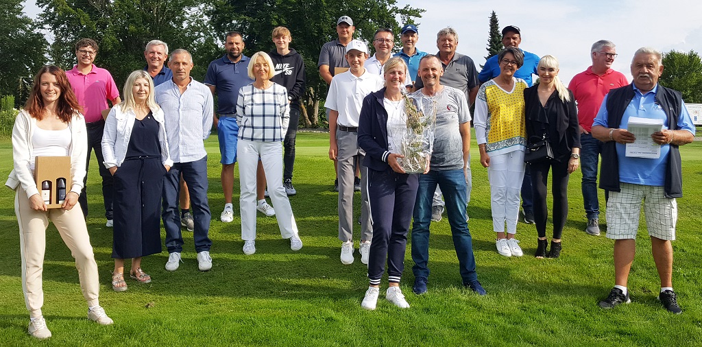Der Schmidmühlener Spielleiter Reinhold Scharl (r.) gratulierte den Siegerinnen und Siegern des Haustechnik Schmid-Cups, bei dem am Samstag 63 Golferinnen und Golfer aus insgesamt acht Clubs am Start waren.