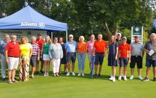 GLC-Spielleiter Reinhold Scharl (r.) hob bei der Siegerehrung des Allianz-Cups 2021 die spannenden Wettbewerbe hervor und gratulierte den Siegerinnen und Siegern.