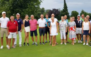 Spielführer Reinhold Scharl (r.) und GLC-Präsident Harald Thies (l.) zeichneten im Beisein von Profi-Golfer Matthias Schmid (2. v. l.) die Sieger des „Chapman-Vierer“-Turniers des GLC Schmidmühlen aus.