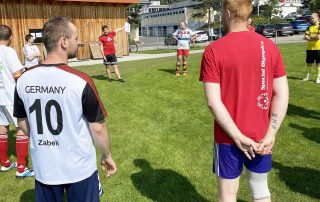 Auftakt: Die Sportlerinnen und Sportler (hier die Fußballer) des RehaSport e. V. des HPZ Irchenrieth steigen nach und nach wieder ins Training ein.