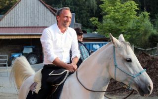 Sportliche Premiere im Steinwald: Erstmals in seinem Leben saß der bayerische Umweltminister Thorsten Glauber auf einem Pferd.