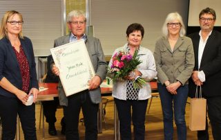 Der ehemalige Aufsichtsvorsitzende Johann Bock (2. v. l.; r. daneben seine Ehefrau Elisabeth) wurde von den Aufsichtsräten Daisy Brenner (2. v. r.), Dieter Wettinger (r.) und seiner Nachfolgerin Birgit Reil (l.) mit der Ehrenmitgliedschaft ausgezeichnet. Bild: lst