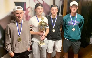 Her mit dem Pott: Die U18 männlich des TC Rot-Blau Regensburg in der Aufstellung Christopher Schlossmann, Arne-Magnus Knott, Alexander Fellinger und Nicolas Zademack war in Fürth nicht zu bezwingen.