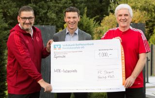 Bayern-Fanclub-Präsident Gerhard Stadler (r.) und Kassier Christian Haberkorn (l.) überreichten HPZ-Vorstandsvorsitzenden Christian Stadler (Mitte) die Spende in Höhe von 1.000 Euro.
