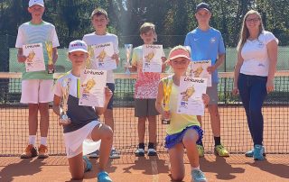 Spiel, Satz und Sieg: Die Jugendlichen, hier die U14 mit Organisatorin Lena Alt (r.), boten bei der offenen Tennis-Stadtmeisterschaft spannende Partien und bekamen als verdienten Lohn Pokale und Urkunden.