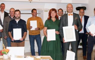 Geschäftsführer Harald Gollwitzer (5. v. r.) und Geschäftsleiterin Andrea Gollwitzer (7. v. r.), die beide selbst geehrt wurden, Ludwig Gollwitzer (3.v. l.) sowie die Prokuristen und Geschäftsführer Hans Götz, Christian Stolper, Manfred Brunner und Andreas Striegl zeichneten am Freitagabend langjährige Mitarbeiter der Spezialtiefbaufirma Harald Gollwitzer GmbH aus.