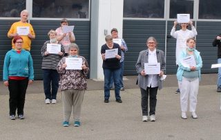 Die 30, 35, 40 und 45 Jahre in der HPZ-Werkstatt Beschäftigten sind am Mittwochnachmittag für ihr langjähriges Engagement und ihren Einsatz von Vorstandsvorsitzenden Christian Stadler (3.v. r.), Werkstattleiter Josef Albang (r.) und von Anna Dettelbacher von der Sozialdienstleitung (l.) ausgezeichnet worden.