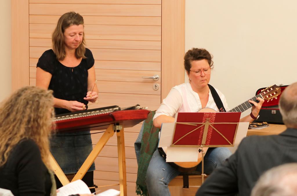 Der Zitherclub Erbendorf mit Veronika Hille (l.) und Anna Hruschka (r.) sorgte für die musikalische Umrahmung. 