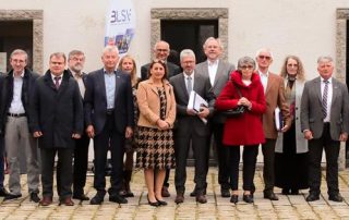 Acht ehrenamtliche Mitarbeiter von Vereinen und Fachverbänden sind am Sonntagvormittag im Beisein ihrer Familienangehörigen, Ehrengästen und Vereinsvorsitzenden beim Ehrenamtspreis des Bezirks Oberpfalz im Johannisthal bei Windischeschenbach ausgezeichnet worden.