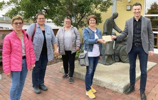 HPZ-Vorstandsvorsitzender Christian Stadler (r.) freute sich mit den Vertreterinnen des Katholischen Frauenbundes Waldthurn über eine Spende in Höhe von 750 Euro.