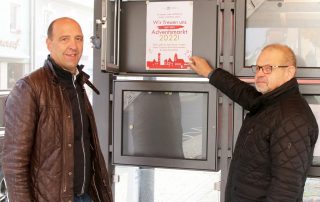 CSU-Ortsverbandsvorsitzender Harald Gollwitzer (l.) freut sich, dass Josef Bachmayer (r.) künftig den Info-Schaukasten an der Bushaltestelle im Ortszentrum mit aktuellen Neuigkeiten bestücken wird.