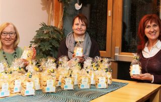 In der „staaden Zeit“ auf Achse: Die Mitglieder der Flosser CSU, FU und JU – hier stellvertretende Ortsverbandsvorsitzende Rita Rosner, FU-Vorsitzende Gabi Frank und Gemeinderätin Andrea Gollwitzer (v. l.) – sind in den Wochen vor Weihnachten bei über 100 Seniorenbesuchen im Gemeindegebiet unterwegs.