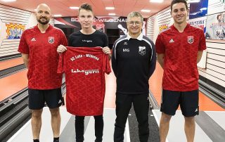 Thomas Lebegern (2. v. l.), Chef der gleichnamigen und inzwischen dreifach preisgekrönten Windischeschenbacher „Werbeagentur Lebegern“, unterstützt die Bayernliga-Kegler des SC Luhe-Wildenau. Er übergab vor kurzem an Abteilungsleiter Michael Grünwald (2. v. r.) sowie an die Spieler Daniel Wutz (l.) und Manuel Kessler (r.) die neuen Trikots.