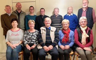 BLSV-Kreisvorsitzender Ernst Werner (hinten l.) und Kreisreferent Dietmar Wildenauer (hinten, 2. v. l.) zeichneten am Dienstagabend beim Sportabzeichen-Informationstag im Sportheim der DJK Neustadt/WN die erfolgreichen Sportlerinnen und Sportler sowie die langjährigen Prüferinnen und Prüfer aus.