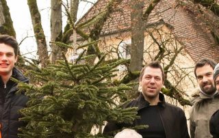 Das Team der JU Floß um Vorsitzenden Ludwig Gollwitzer (l.) sammelt am Samstag, 15. Januar 2022, wieder ausrangierte Christbäume im Gemeindegebiet ein.