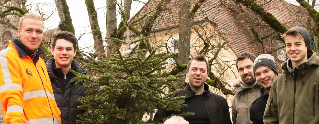 Das Team der JU Floß um Vorsitzenden Ludwig Gollwitzer (l.) sammelt am Samstag, 15. Januar 2022, wieder ausrangierte Christbäume im Gemeindegebiet ein.