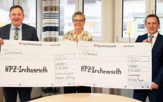 Filialdirektor Christian Wolf (r.) von der HypoVereinsbank Weiden und Tobias Wolf (l.), der als ehrenamtlicher Vorstand in mehreren der Stiftungen der HypoVereinsbank Region Bayern Nord tätig ist, überreichten am Dienstagnachmittag an HPZ-Vorstandsmitglied Claudia Prommersberger (Mitte) gleich zwei Spendenschecks in einer Gesamthöhe von 4000 Euro.