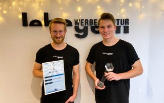 Thomas Lebegern (r.) und Sebastian Gmeiner (l.) von der Windischeschenbacher „Werbeagentur Lebegern“ sind Ende Oktober wiederum mit dem „Deutschen Agenturpreis“ ausgezeichnet worden – bereits zum dritten Mal in Folge, heuer in der Kategorie „B2B“.