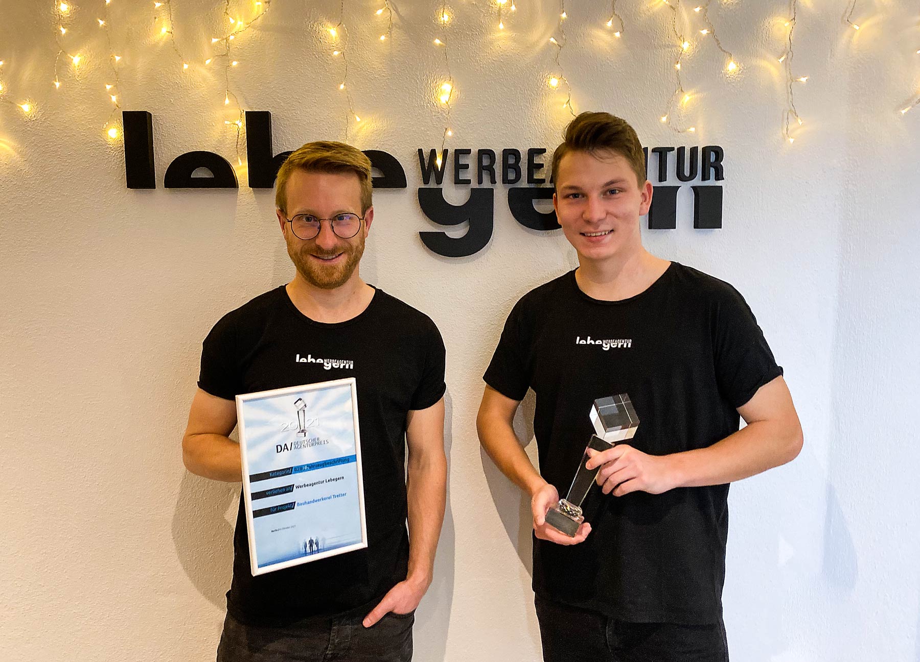 Thomas Lebegern (r.) und Sebastian Gmeiner (l.) von der Windischeschenbacher „Werbeagentur Lebegern“ sind Ende Oktober wiederum mit dem „Deutschen Agenturpreis“ ausgezeichnet worden – bereits zum dritten Mal in Folge, heuer in der Kategorie „B2B“.