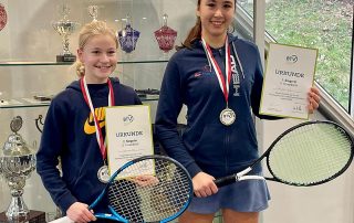Valentina Uhlig (r.) und Valentina Nun (l.), beide vom TC Rot-Blau Regensburg, dominierten die Altersklasse U14 weiblich.