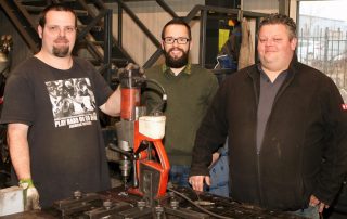Gelungene Inklusion wird seit Anfang Januar beim Weidener Unternehmen Multi-Metall GmbH mit seinem Geschäftsführer Maximilian Blau (Mitte) vorgelebt. Denn mit dem von INTEGRA- Standortleiter Stefan Böhm (r.) betreuten Andreas Rentsch (l.) hat der erste Mitarbeiter der Werkstätten GmbH den Sprung in den ersten Arbeitsmarkt gewagt und mit Bravour geschafft.