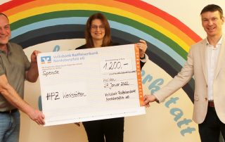 Privatkundenbetreuerin Bettina Ermer (Mitte) von der Filiale der Volksbank Raiffeisenbank (VR) Nordoberpfalz in der Weidener Peuerlstraße überreichte am Donnerstagvormittag an HPZ-Vorstandsvorsitzenden Christian Stadler (r.) und an Willi Woldrich (l.), den Standortleiter der Regenbogen-Werkstatt in Weiden, einen Spendenscheck über eine Summe von 1.200 Euro.
