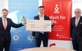 Weidens Oberbürgermeister Jens Meer (l.) und Ludwig Zitzmann, Vorstandsvorsitzender des Sparkasse Oberpfalz Nord, überreichten am Freitagvormittag dem HPZ mit Vorstandsvorsitzenden Christian Stadler (Mitte) einen Spendenscheck in Höhe von 2000 Euro. Foto: lst
