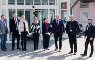Erfreuliches berichteten am Montagmittag Dr. Benedikt Schreiner, Lothar Höher, Claudia Prommersberger, Birgit Reil, Brigitte Krause, Franz Löffler, Andreas Meier und Sebastian Dippold (v. l. n. r.) bei der Pressekonferenz im ehemaligen „Hotel am Hofgarten“ in Neustadt/WN: Das Heilpädagogische Zentrum (HPZ) Irchenrieth baut das Gebäude zu einem Wohnheim mit 24 Plätzen um.