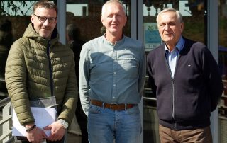 Ein Teil des Organisationsteams, Christian Meiler, Thomas Fritsch und Kurt Seggewiß (v. l. n. r.), das das Programm für das gemeinsame „Host Town-Projekt der Stadt Weiden und des Landkreises Neustadt/WN auf die Beine stellt, traf sich am Montagvormittag im HPZ Irchenrieth. Foto: HPZ
