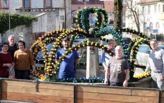 Die Flosser Siedlergemeinschaft um Vorsitzenden Josef Barth schmückten am Samstagnachmittag den Brunnen am Luitpoldplatz mit über 800 bunten Ostereiern.