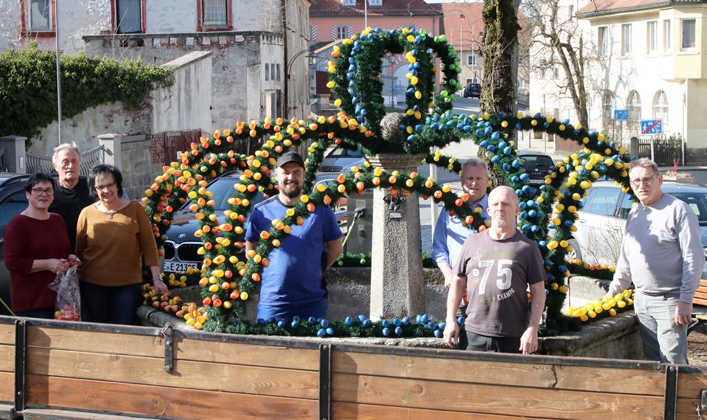 Die Flosser Siedlergemeinschaft um Vorsitzenden Josef Barth schmückten am Samstagnachmittag den Brunnen am Luitpoldplatz mit über 800 bunten Ostereiern.