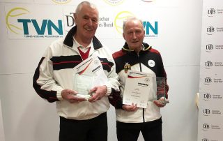 Gerhard Specht (r.), Ü85-Spieler der Tennis-Gemeinschaft (TG) Neunkirchen, holte sich bei der Deutschen Meisterschaft in Essen im Einzel der AK85 gegen Hans Müller (l.) den Titel. Foto: Privat