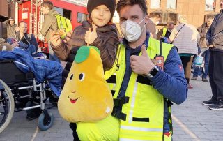 Daumen hoch: Der Bad Abbacher Einsatzleiter René Siegert (r.) mit einem der geretteten Kinder. alle Fotos: Privat